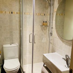 Deluxe Double Room Shower